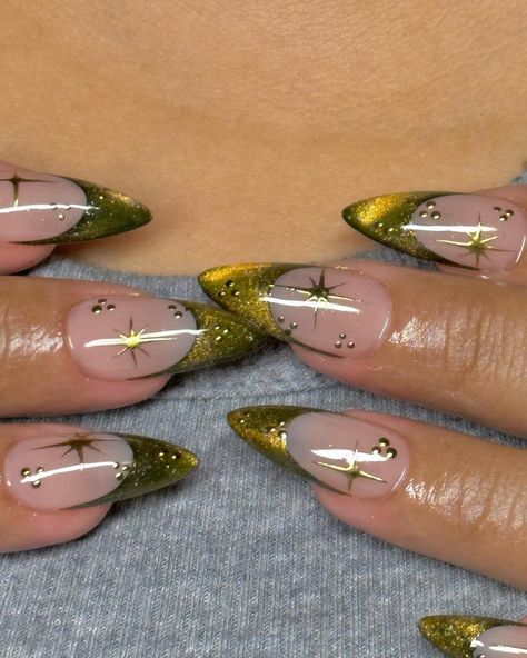 25 Gold Nails That Add Elegance To Your Look Gold Glitter Nails, Cat Eye Nails, Heart Nails, Dream Nails, Funky Nails, Pretty Acrylic Nails, Dope Nails, French Tip Nails, Gold Nails