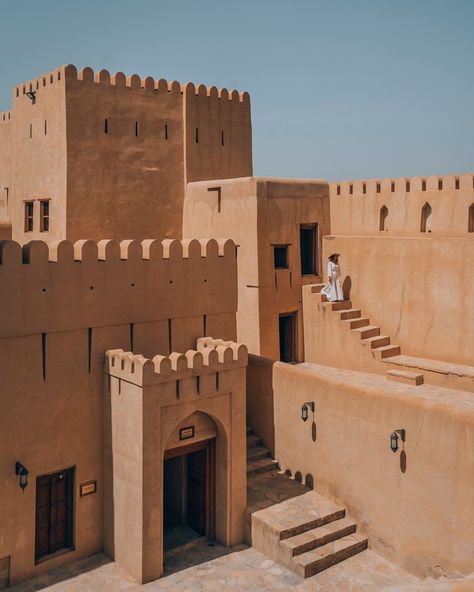 Cherrie Almonte✨Travel + Style on Instagram: “One of my favorite stops in Oman. Nizwa Fort is one of Oman's largest castles. It was built in the 17th century and stands tall and proud…” Saudi Arabian Architecture, Persian Buildings, Arabian Castle, Oman Architecture, Arabic Castle, Fort Architecture, Desert Castle, Arab House, Arabic Architecture