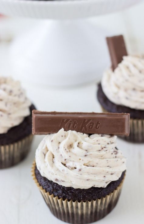 A moist chocolate cupcake with a whipped kit kat buttercream makes these Kit Kat Cupcakes a great Halloween treat! Kit Kat Cupcakes, Chocolate Cupcakes Moist, Game Day Recipes, Savory Cakes, Halloween Desserts, Dessert Cupcakes, Cupcake Ideas, Kit Kat, Savoury Cake