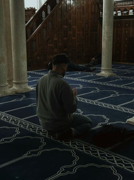 Pray Pictures Islam, Islam Man Aesthetic, Man Praying Aesthetic, People Praying Islam, A Man On His Deen, Praying Muslim Aesthetic, Islam Men Aesthetic, Pray Aesthetics Islam, Mohammed Core