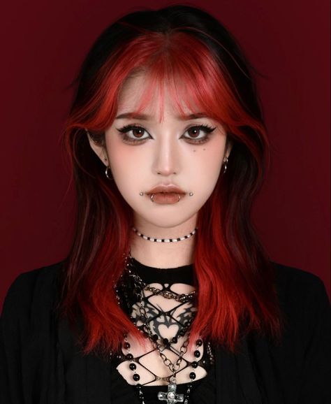 Black Roots Hair Color Ideas, Halo Hair Colors, Red Hair Streaks, Underdye Hair, Red Hair With Bangs, Short Bleached Hair, Deep Red Hair, Black Red Hair, Strawberry Blonde Hair Color