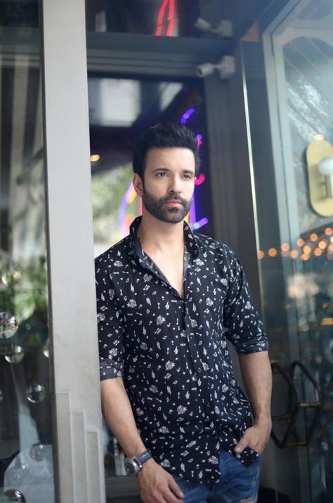 Aamir Ali who earlier shot major portions of Kya Dill Mein Hai at beautiful locations in Kolkata is now back in the city shooting for another show. Recalling memories of his shoot in Calcutta, Aamir said, “My last TV show that I shot in Calcutta was long back. It was a Bengali based show, with ...
The post Aamir Ali’s Tryst With Bengal Continues, Actor Talks of Shooting Again In Calcutta appeared first on Urban Asian. Aamir Ali, City Shoot, East Meets West, Kolkata, My Last, Casual Button Down Shirt, The City, Men Casual, Hollywood