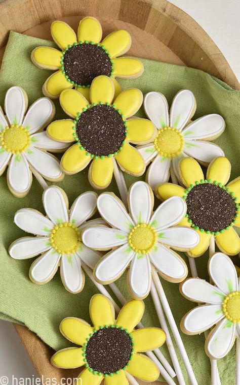 Yellow and white decorated daisy cookies on a wooden tray lined with green napkin. Daisy Cookies, Cookie Arrangements, Basic Sugar Cookie Recipe, Flower Sugar Cookies, Cookie Icing Recipe, Cookie Decorating Kit, Flower Cookie, Cookie Decorating Kits, Sugar Cookie Mix