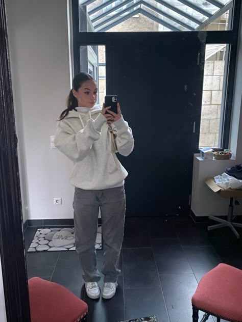 stussy hoodie. miror picture Grey Nike Crewneck Outfit, Outfits With White Hoodie, Light Grey Hoodie Outfit, Dark Grey Joggers Outfit, Airforce 1 Outfit Women Casual, Grey And White Outfits, Sweats And Hoodies Outfits, Cute Outfits With Sweats, Grey Sweats Outfit