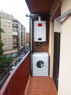 Small Laundry Space, Outdoor Laundry Rooms, Balcon Mic, Small Laundry Rooms, Small Laundry Room, Small Laundry, Apartment Balcony Decorating, Balcony Design, Laundry Room Design