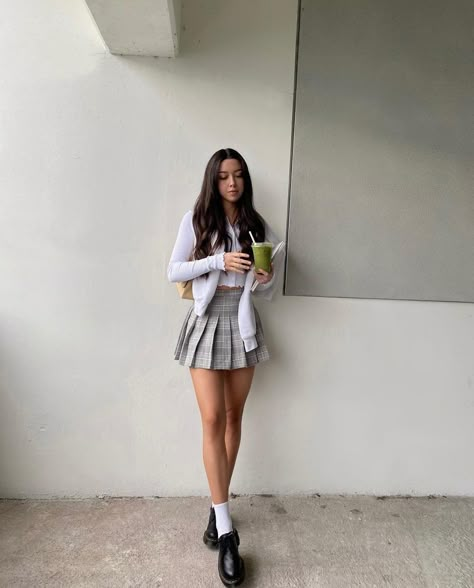 Black Tennis Skirt Outfits, White Tennis Skirt Outfit Summer, Plaid Tennis Skirt Outfit, Pink Tennis Skirt Outfit, Mini Skirt Outfit Casual, Style A Pleated Skirt, Tennis Skirt Outfit Street Style, Black Tennis Skirt Outfit, White Tennis Skirt Outfit