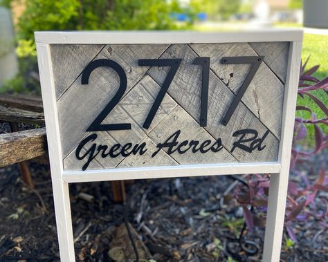 Wood House Number Sign, Farmhouse Address Sign, Garrison House, Rustic House Numbers, Address Signs For Yard, Unique House Numbers, Driveway Sign, Lawn Ideas, Modern House Numbers Sign