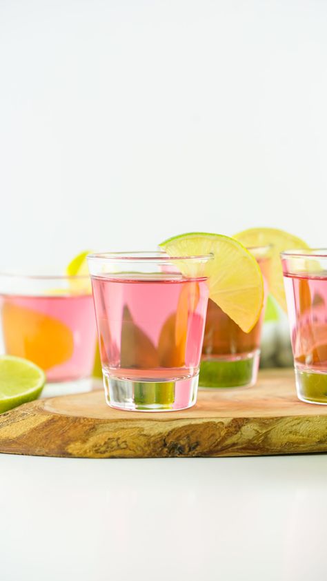 Girly Shots, Kamikaze Shot, Starburst Drink, Champagne Shots, Bachelorette Party Shots, Shots Alcohol Recipes, Bunco Food, Pink Lemonade Vodka, Bachelorette Shots