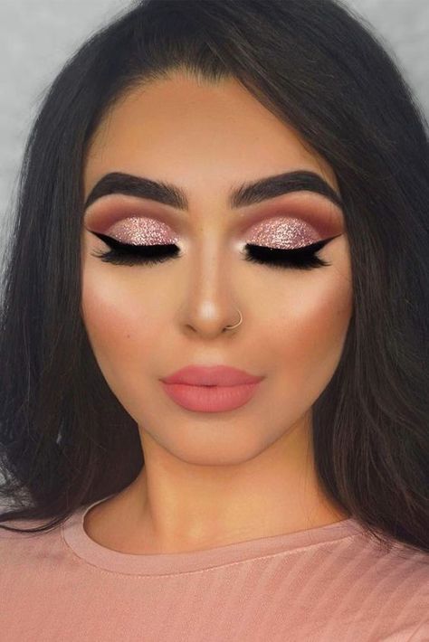 Are you searching for some trendy makeup ideas? We have collected amazing pictures of cut crease makeup looks, which are quite trendy this season. Eye Makeup Cut Crease, Prom Makeup Tutorial, Crease Makeup, Cut Crease Eye, Shimmery Eyeshadow, Cut Crease Makeup, Glitter Eye, How To Apply Eyeliner, Trendy Makeup