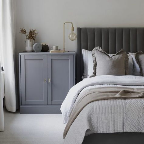 Grey Headboard Bedroom, Modern Grey Bedroom, Light Gray Bedroom, Grey Bedroom Design, Grey Bedroom Furniture, Grey Bedroom Decor, Grey Headboard, Grey Bedroom, Grey Furniture