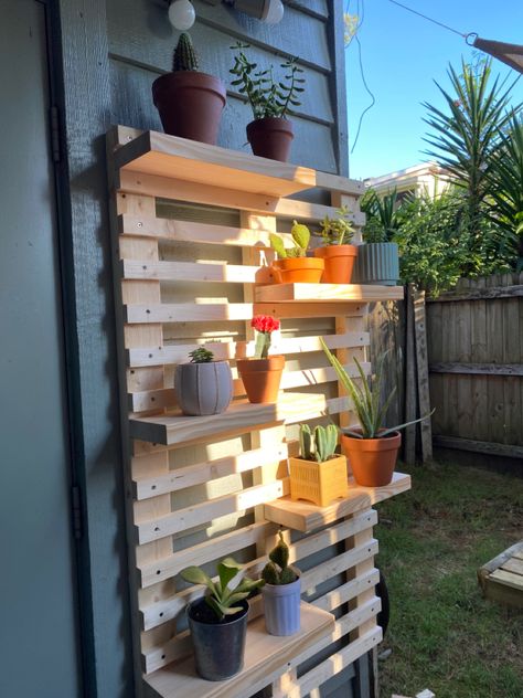 Plant wall plant shelf Front Porch Plant Stand Decorating Ideas, Plant Shelf Ideas Outdoor, Outdoor Plant Wall Shelf Ideas, Backyard Shelf Ideas, Homemade Plant Shelf, Patio Shelf Ideas, Camper Front Yard Ideas, Pallet Plant Stand Outdoor, Plant Shelves Outdoor Garden Ideas