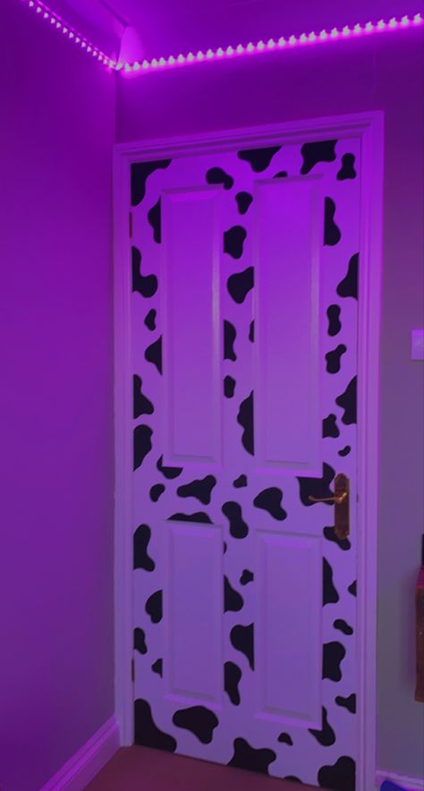 Simple Door Painting Ideas, Door Painting Ideas Bedroom Easy, Cute Cow Print Room Ideas, Cow Print Wall Bedroom, Cow Print Accent Wall Bedroom, Cow Print Closet Door, Vaquera Room Ideas, Cute Door Painting Ideas Bedroom, Room Door Painting Ideas Creative