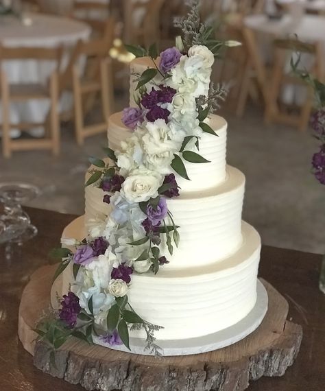 Simple Wedding Cake With Purple Flowers, Navy Lavender And Sage Wedding, Purple Flowers Wedding Cake, Small Wedding Cakes Purple, Light Purple And Green Wedding Theme, Purple And Green Wedding Aesthetic, Lilac Purple And Sage Green Wedding, Sage And Purple Wedding Decor, Lavender Theme Wedding Cake