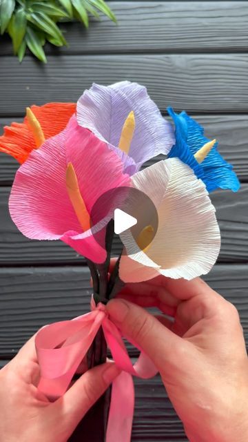 Crepe Paper Crafts Decor, Paper Lily Flower, Origami Flowers Easy, Crepe Paper Flowers Tutorial, Paper Flower Diy, Crepe Paper Crafts, Crepe Paper Flower, Lilly Flower, Mexican Flowers