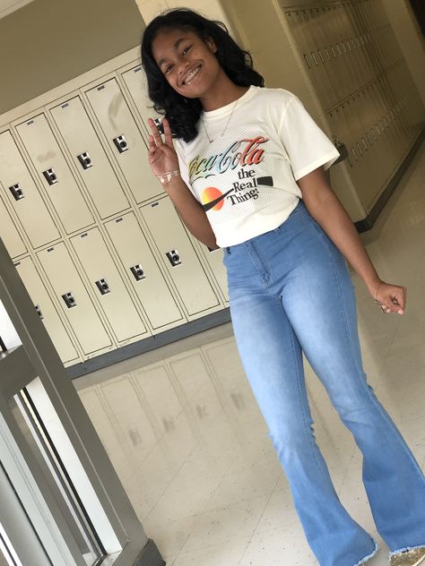 High Rise Flare Pants Outfit, Flare Jeans Outfit Oversized Shirt, Blue Jean Flare Pants Outfit, What To Wear With Black Flare Jeans, Flare Jeans With Sandals, Flared Jeans With Sneakers, How To Style Flared Jeans, Flare Jeans With Sneakers, Jeans Outfit Flare