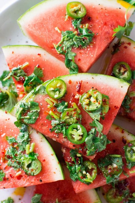 Summer Side Dishes Dessert, Spicy Watermelon Salad, Spicy Watermelon, Summer Vegetarian Recipes, Sommer Mad, Paleo Vegetarian, Watermelon Salad, Watermelon Recipes, Summer Food