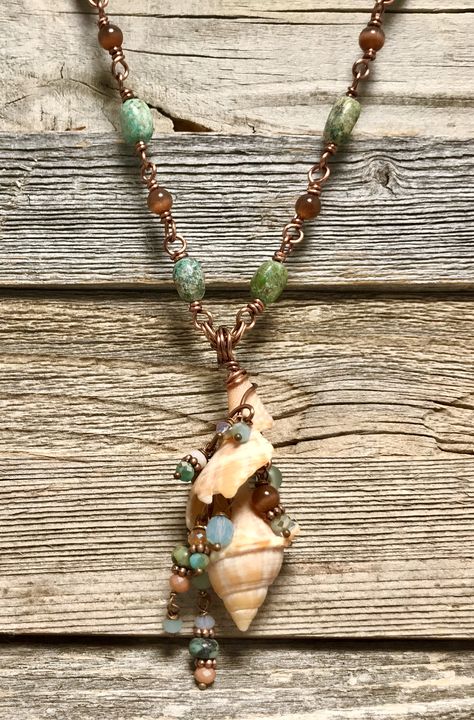 Spiral Shell Necklace, Wire Wrap Seashells, Ocean Jewelry Diy, Wire Wrapped Sea Shells, Macrame Shell Necklace, How To Make Shell Necklace, Diy Seashell Necklace, Mermaid Necklace Diy, Diy Shell Jewelry