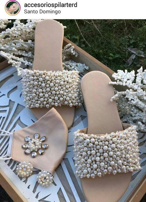 Slippers Design, Elegant Shoes Heels, Fancy Sandals, Beaded Jewelry Pattern, Shoe Makeover, Fairy Shoes, Diy Sandals, Trending Flats, Diy Slippers