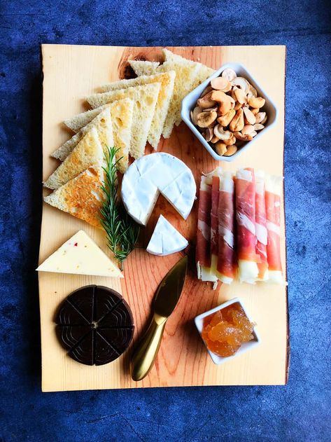 This Cozy Minimalist Charcuterie Board is a small cheese board for 2 or 4 guests, with cheese, chocolate, meat, nuts, and fig toasts. Cheese Board For 2, Salsa Board, Cheeseboard Platter, Small Cheese Board, Cheese Board Easy, Small Cheese Boards, Holiday Cheese Boards, Meat And Cheese Tray, Wine Snacks