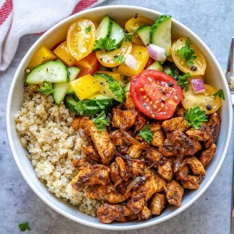 chicken bowl with salad and quinoa Quinoa Chicken Salad Bowl, Quinoa And Chicken Salad, Quinoa And Chicken Recipes, Chicken Quinoa Bowl, Chicken Salad Bowls, Shawarma Seasoning, Chicken Shawarma Recipe, Shawarma Recipe, Lean Chicken