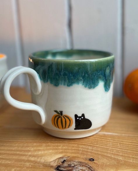 Halloween Cup Ideas, Halloween Tea Party, Pottery Place, Diy Pottery Painting, Color Me Mine, Paint Your Own Pottery, Pottery Painting Designs, Pretty Mugs, Keramik Design