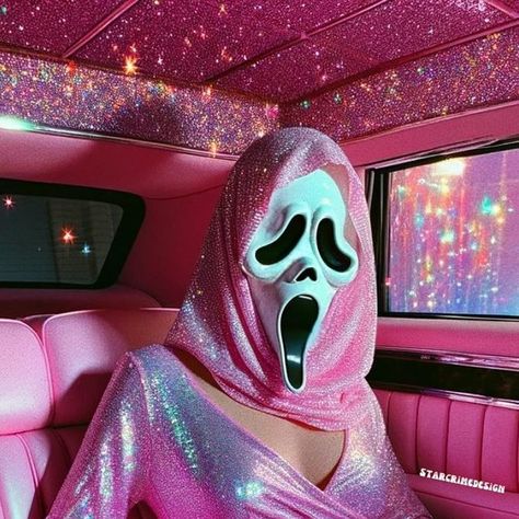 Women Of Horror Movies, Scream Movie Stills, Do You Like Scary Movies, Female Ghostface Art, What’s Your Favorite Scary Movie, Pink Scream Mask, Girly Ghostface, Scream Movie Aesthetic, Pink Horror Aesthetic