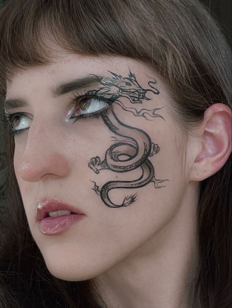 dragon, dragon makeup aesthetic, mari shu, mari shu dragon makeup, creative makeup aesthetic Dragon Eyeliner, Dragon Makeup Look, Maleficent Makeup, Dragon Makeup, Makeup Creative, Graphic Makeup, Japanese Makeup, Makeup Idea, Makeup Aesthetic