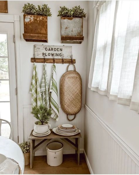 Antique Farmhouse Decor, Cozy Homes, Liz Marie, Liz Marie Blog, Home Decor Aesthetic, Aesthetic Home Decor, Cozy Kitchen, Home Decor Living Room, Aesthetic Home