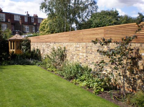 Wall top slatted panels Slatted Fence, Brick Wall Gardens, Slatted Fence Panels, Garden Fence Panels, Brick Fence, Brick Garden, Garden Privacy, Garden Screening, Walled Garden