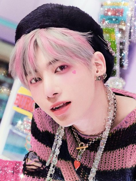 Pink Hair Streaks, Draculaura Aesthetic, Indigo Eyes, Pink Edit, Pink Streaks, Hair Streaks, Txt Taehyun, Color Vibe, Purple Eyes