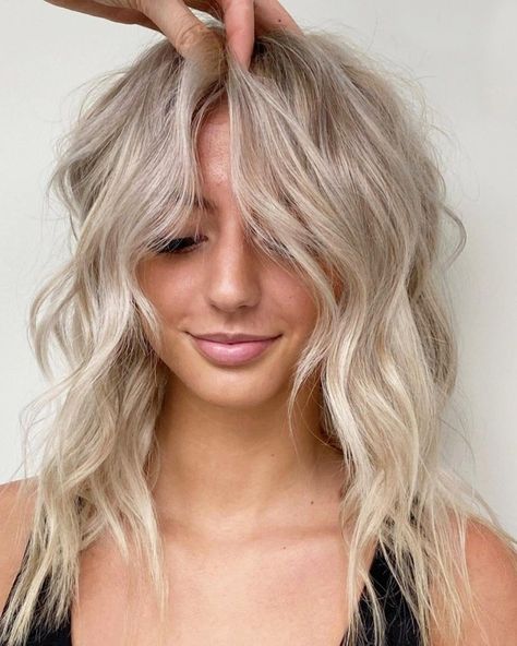 Shaggy For Fine Hair With Bangs, Fall Haircuts 2023 Fine Hair, Shaggy Bob For Fine Hair Shoulder Length, Medium Length Shaggy Blonde Hair, Women’s Hair 2023 Summer, Shaggy Womens Hair, Shoulder Length Shag Fine Hair, Medium Length Textured Haircut Fine Hair, Shaggy For Fine Hair Round Faces