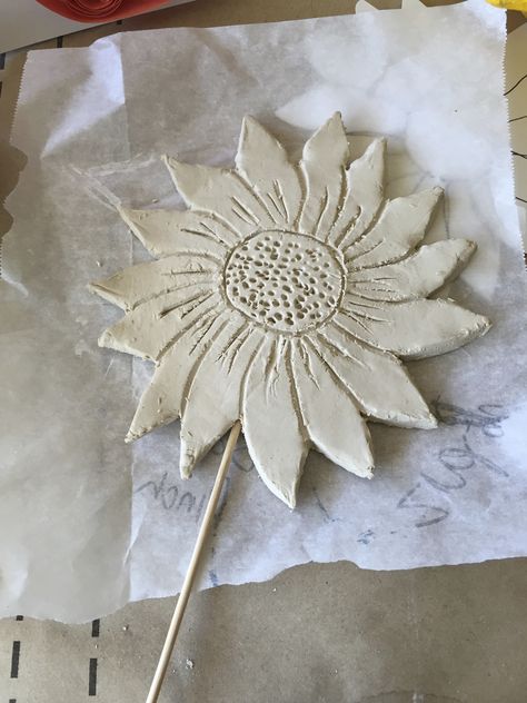 Vincent van Gogh Sunflower in air dry clay before painting with acrylic. Lammas Crafts For Kids, Clay Sunflowers, Paint A Sunflower, Sunflower Art Project, Clay Sunflower, Sunflower Acrylic, Senior Crafts, Clay Lesson, Clay Birds