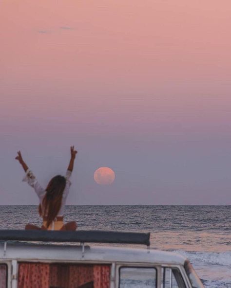 Full Moon Ocean, Photography Sky Clouds, Dreams Aesthetic, Van Life Aesthetic, Moon Ocean, Virtual Travel, Surf Life, Ocean Sunset, Holiday Pictures