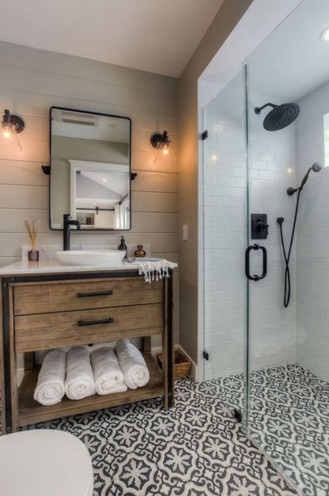 House Bathroom Designs, Bad Inspiration, Modern Farmhouse Bathroom, Bathroom Shower Tile, Casa Container, Bathroom Decor Ideas, Farmhouse Bathroom Decor, Shower Remodel, Bathroom Remodel Master