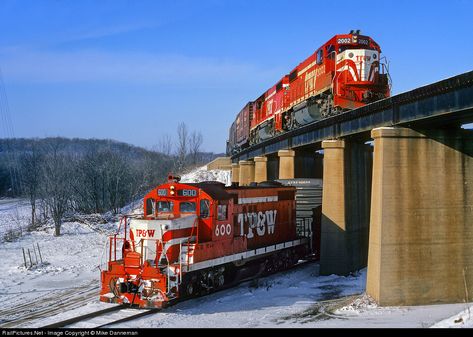 RailPictures.Net Photo: TPW 2002 Toledo, Peoria & Western EMD GP38-2 at East Peoria, Illinois by Mike Danneman Frieght Trains, Railroad Images, Train Pics, Canadian National Railway, East Peoria, Peoria Illinois, Scenic Railroads, Railroad Pictures, Southern Railways