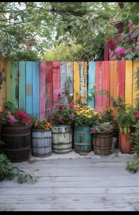 Garden Fence Art Diy, Colorful Backyard Ideas, Hippie Backyard, Hippie Garden Ideas, Fence Backdrop, Boho Garden Ideas, Whimsical Backyard, Whimsical Garden Decor, Painted Fence