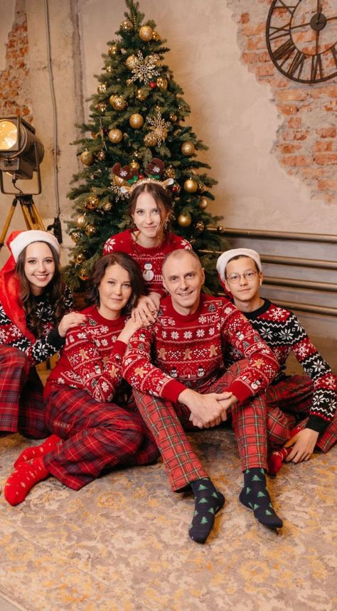 Christmas Sweater Photoshoot Family, Family Christmas Pictures Pjs, Christmas Sweater Family Pictures, Indoor Christmas Photoshoot Families, Christmas Pajama Photo Shoot Family, Family New Year Photo Shoot, Family Christmas Pictures Pajamas, Family Pajamas Christmas Photo Ideas, New Year Family Photoshoot