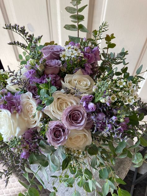 Purple And Green Floral Arrangements, Parisian Flowers, Purple Wedding Tables, Purple And Green Flowers, Purple White Wedding, 30th Anniversary Party, Wedding Table Layouts, Bridgerton Party, Purple Flower Bouquet