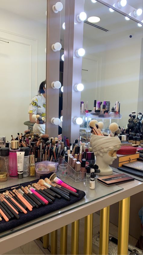 Alat Make Up, Makeup Studio Design, Professional Makeup Artist Kit, Makeup Artist Studio, Pakistani Makeup, Makeup Studio Decor, Makeup Collection Goals, Alat Makeup, Cosmetology Student