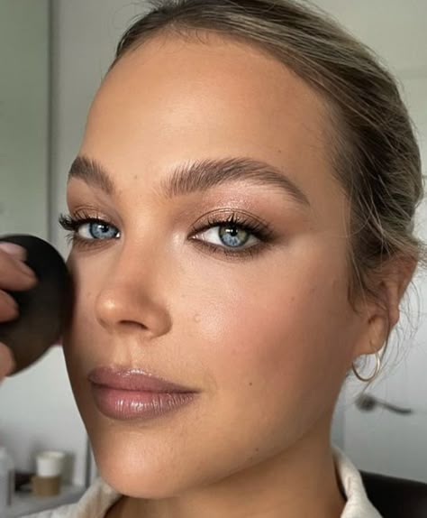 Makeup Ideas Daytime Wedding, Glowy Bronze Makeup Blondes, Bridesmaid Makeup Bronzed, Wedding Makeup For Green Eyes Hooded, Ball Makeup Natural Blue Eyes, Bronze Make Up Blue Eyes, Natural Bronze Eye Makeup, Bridesmaid Makeup Glowy Bronze, Bronzer Bridal Makeup