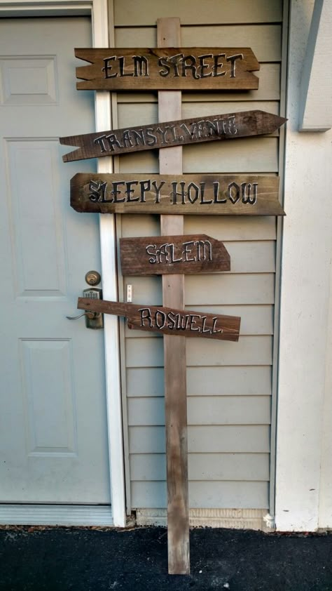 Halloween direction sign Halloween Street Signs, Halloween Alley, Clowns Halloween Decorations, Halloween Signs Diy, Centerpiece Arrangements, Direction Sign, Stone Sinks, Halloween Outside, Mascaras Halloween