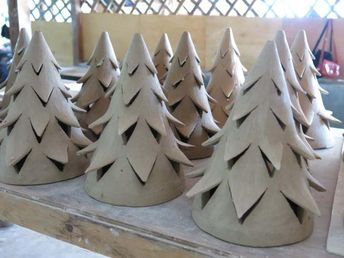 Christmas Tree Making, Holiday Pottery, Clay Christmas Decorations, Ceramic Christmas Decorations, Slab Ceramics, Pottery Ornaments, Pottery Patterns, Pottery Workshop, Pottery Handbuilding