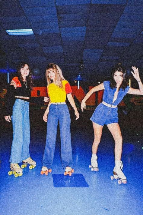 credit to owner (pls tell me who they are if you know) #rollerskating #rollerskates #rollerdisco #disco #discoaesthetic #aestheticedits #aestheticart #70saesthetic #60sfashion #80saesthetic #vhsedit 80s Roller Skating Outfit, 70s Roller Disco, Roller Skates Fashion, Disco Roller Skating, Disco Aesthetic, Roller Skating Outfits, 70’s Aesthetic, 80s Disco, Skating Aesthetic