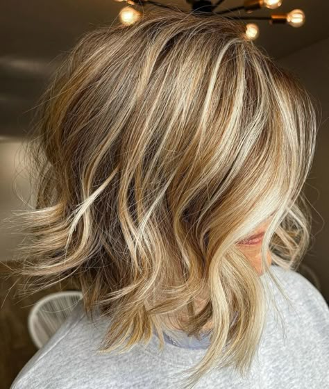 Honey Blonde Lob with Platinum Pieces Golden Honey Blonde Balayage Brunettes, Fall Hair Colors For Blondes Short, Bronde Lob, Blonde Highlights Ideas, Blonde Balayage Bob, Honey Blonde Hair Color, Highlights Ideas, Blonde Lob, Balayage Bob