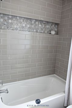 Subway Tile Showers, Bad Inspiration, Interior Minimalista, Tub Tile, Shower Niche, Bathroom Tub, Bathroom Shower Tile, Shower Surround, Trendy Bathroom