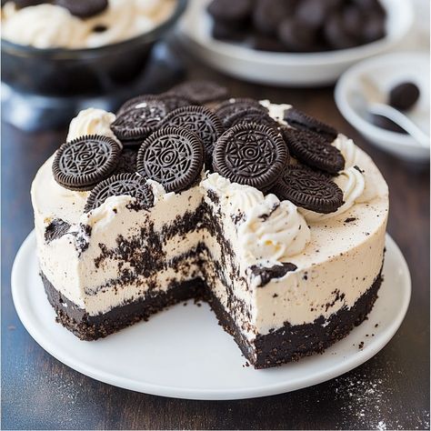 This No-Bake Oreo Cheesecake is an irresistible treat that's incredibly easy to make with just a handful of ingredients! Creamy, smooth, and packed with Oreo Oreo Cheesecake No Bake Easy, Oreo Deserts, Mint Cheesecake, Oreo Cheesecake Recipes, No Bake Oreo Cheesecake, Jelly Doughnuts, Oreo Cookie Crust, Cheesecake Desserts, Oreo Cheesecake