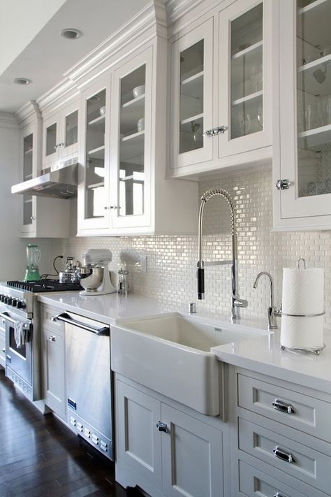 Subway Tile Kitchen Ideas-23-1 Kindesign Sink Decor, Kabinet Dapur, Farmhouse Kitchen Cabinets, Kitchen Cabinets Makeover, Classic Kitchen, Kitchen Farmhouse, Kitchen Sinks, Kitchen Redo, White Kitchen Cabinets