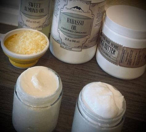 Massage Cream Diy, Massage Lotion Recipe, Homemade Massage Cream, Whipped Lotion Recipe, Lotion Candle Recipe, Coconut Oil Massage, Diy Massage Oil, Diy Massage, Whipped Lotion