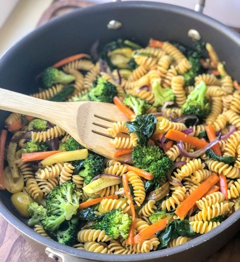 2 Healthy Pasta Meals with Barilla® Chickpea Rotini - Alex Daynes Healthy Pasta Meals, Chickpea Pasta Recipes, Light Healthy Dinner, Healthy Recipes Keto, Easy Pasta Primavera, Caprese Pasta Salad Recipes, Barilla Recipes, Barilla Pasta, Caprese Pasta Salad