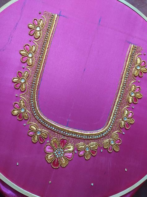 Aari Work Leaf Design, Flower Aari Work Designs, Flower Aari Work, Aari Work Designs, Aari Work Designs Pattern Hand Embroidery, Velvet Blouse Design, Magam Work Designs, Pink Blouse Designs, Jhumka Designs